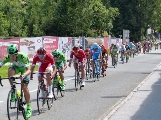 Mit unglaublicher Geschwindigkeit fuhren die Radrennfahrer vom Untersberg. Da surrte nur so die Luft!