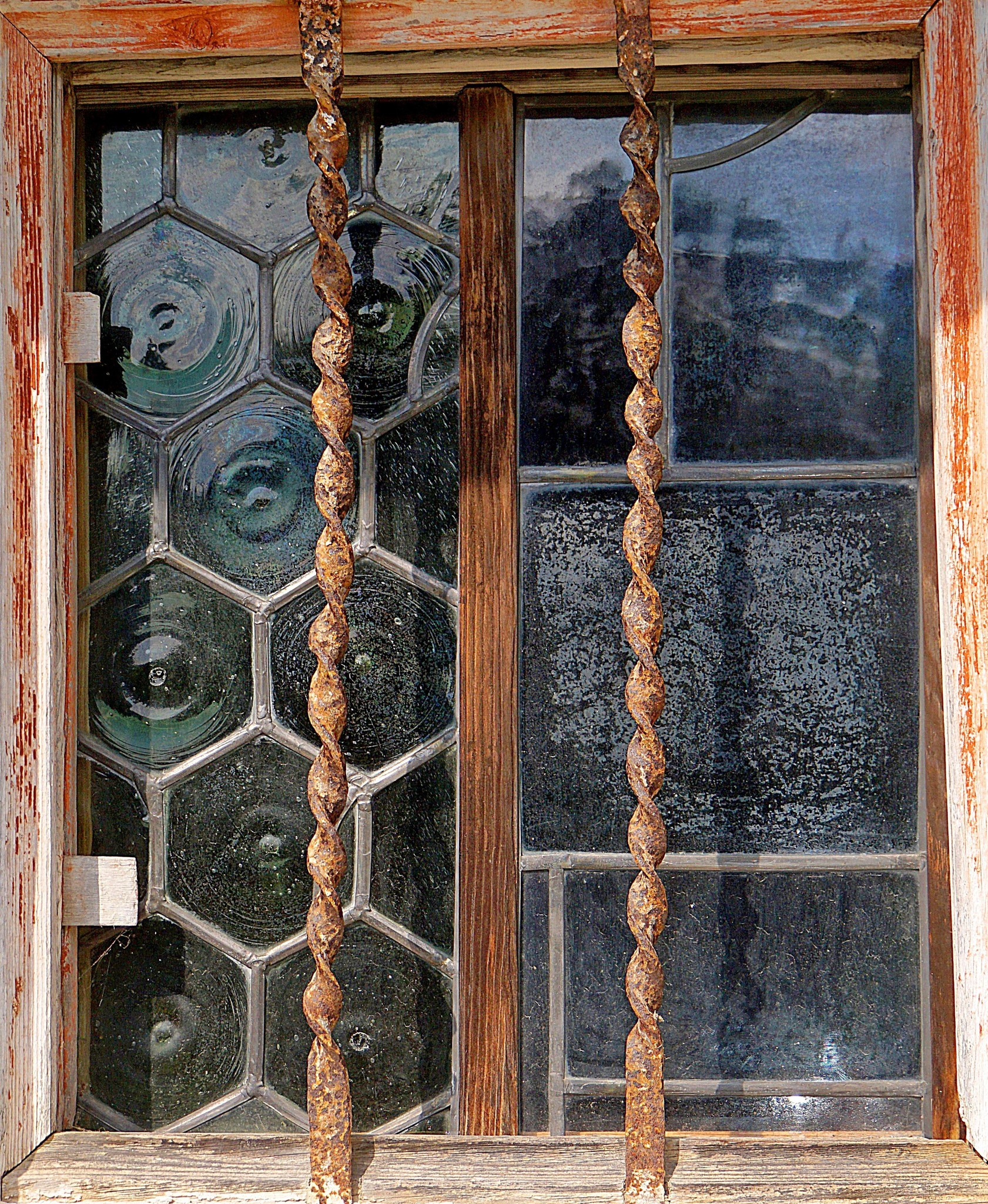 altes Fenster mit Butzenglasscheiben auf einem Bauernhaus ...
