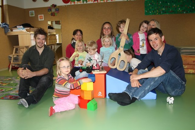 Die Kinder der Spielgruppe Rauris Wörth mit Betreuerinnen und mit Mitgliedern der Schnabelperchten.