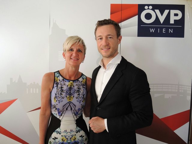 Romana Deckenbacher (mit VP-Chef Gernot Blümel) ist seit 2015 Bezirksrätin und seit Juni die ÖVP-Chefin im 20. Bezirk. | Foto: VP Wien