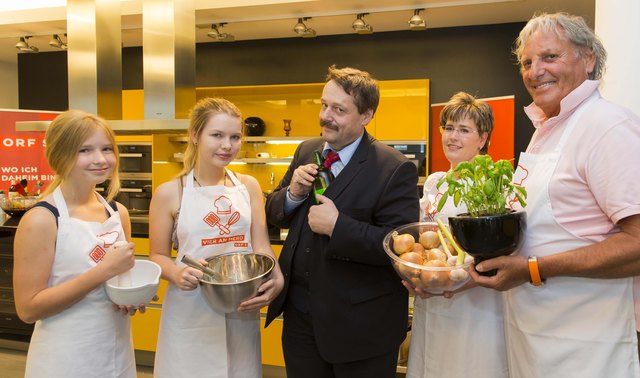 Im Bild v.l.: Marie und Anna Gnaiger, Physiker und „Science Buster“ Werner Gruber und aus dem Publikumsteam Claudia Viehhauser und Hans Buchner.