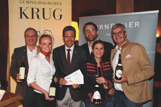 Freuten sich über einen tollen Abschluss  des Shopping & Wein Event bei der Big Bottle Party im Casino Seefeld,  v.l.n.r. Weingut Krug Repräsentant Johann Pinter, Casino Promotion Mitarbeiterin Alexandra Gspaltl, Hausherr Casino Direktor Robert Frießer, Yvonne Weichhart und Christian Kirnbauer vom Weingut Kirnbauer, Bürgermeister Werner Frießer. | Foto: Casino Seefeld