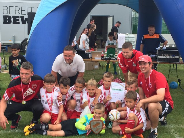 Das U8-Team der ASKÖ Ohlsdorf freute sich mit dem Trainerteam über den Titel in Wels. | Foto: ASKÖ Ohlsdorf