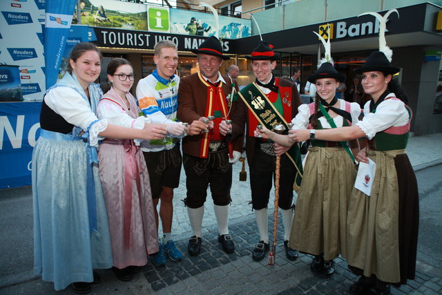 Die Nauderer feierten den Ausnahmesportler mit einem traditionellen Schnapsl. | Foto: Nauders Tourismus/Maass