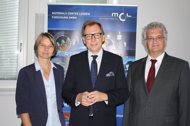 Landesrat Christian Buchmann (Mitte) umgeben von den Geschäftsführern des MCL Alexandra Purkarthofer und Reinhold Ebner.