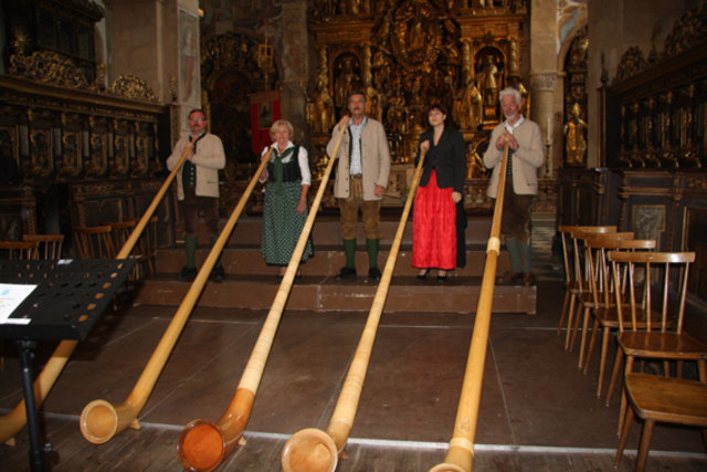 Pfarre  St. Jakob ob Gurk  vertreten durch die Alphornbläser die ihrem Pfarrer gratulieren.