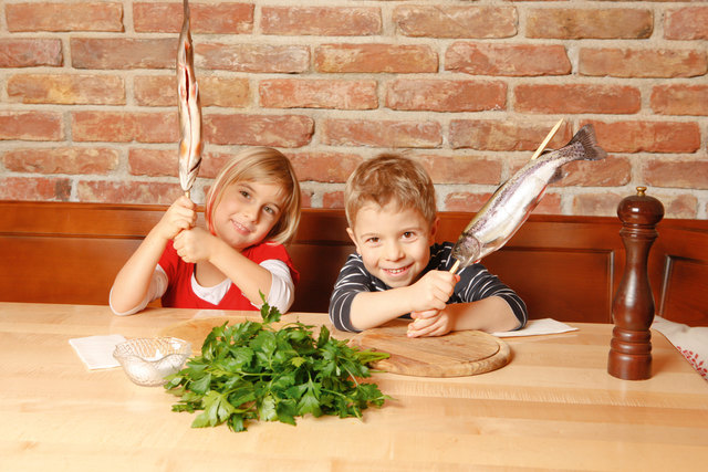 Auf der "Via Culinaria 4 Kids" können kleine Küchenchefs Steckerlfisch braten und ihr eigenes Kräutersalz mischen. | Foto: Fuschlsee Tourismus