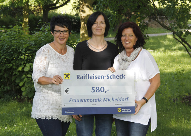 Irmi Pohn (li.) und Sabine Freund (re.) übergeben die Spende an Irene Leidolt.