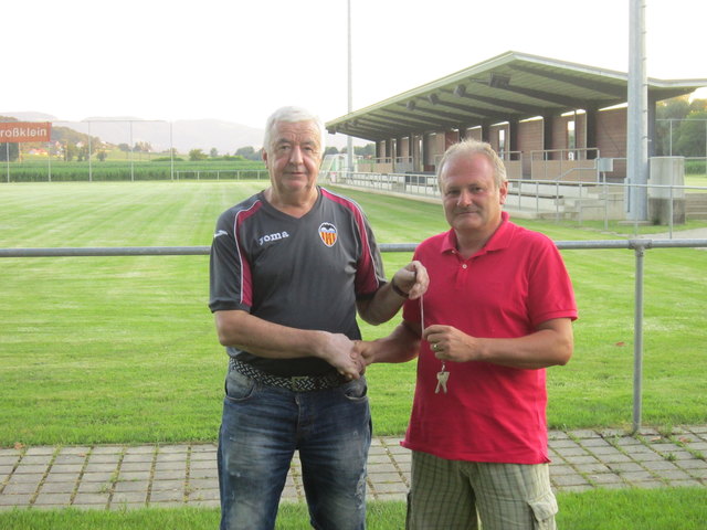 Hans Zirngast (l.) bei der Schlüsselübergabe an Neo-Obmann Franz Gebühr-Temmel (r.)