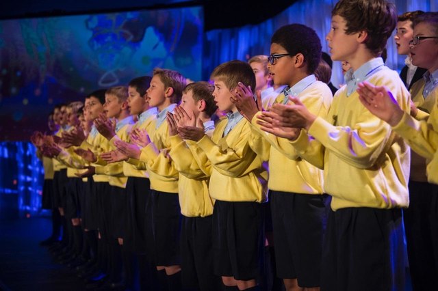 „Les Pastoureaux“ aus Waterloo – Belgien. Der Jugendchor besteht aus 50 Jungen zwischen 7 und 14 Jahren. Die Sängerknaben sind in Belgien sehr gefragt und treten regelmäßig bei internationalen Musikfestivals auf.