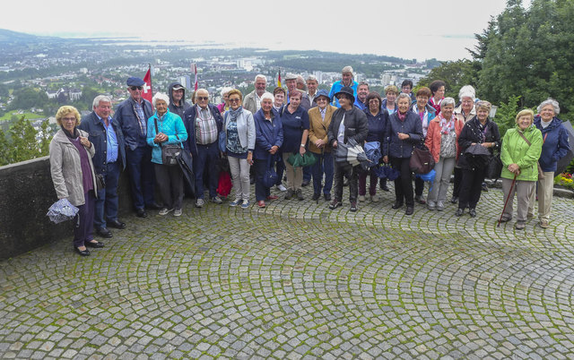 Ein Teil der Gruppe von der Aussichterrasse am Gebhardsberg.