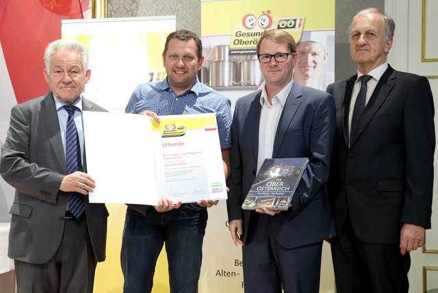 Landeshauptmann Josef Pühringer, Küchenleiter Werner Hurnaus, Heimleiter Peter Pröll, und Heinrich Gmeiner, Koordinator Gesundes OÖ (v. l.).