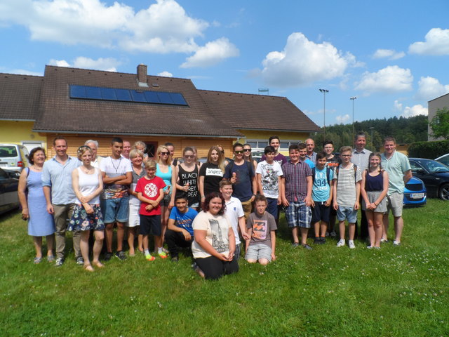 Schüler und Ehrengäste vor der neuen Solaranlage am Vereinshaus des USV Stubenberg. | Foto: KK