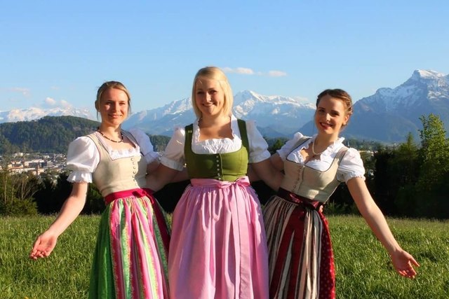 Speziell die Landjugend-Dirndlnähkurse erfreuen sich großer Beliebtheit.