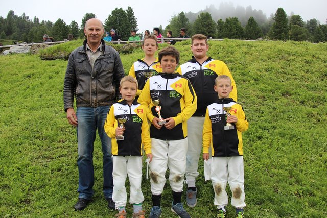 Landesobmann Peter Steiner freut sich mit den Osttiroler Preisträgern. | Foto: Holzer