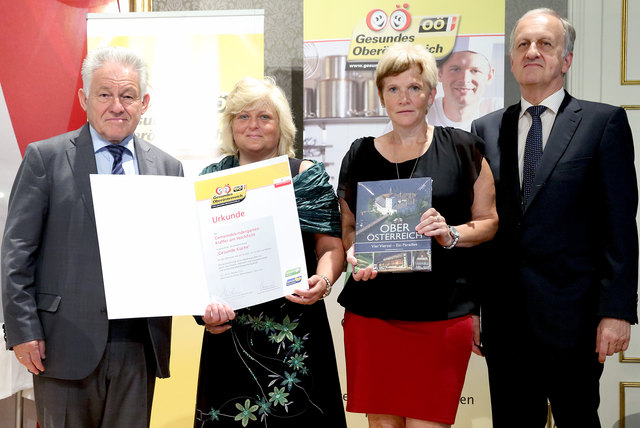 Landeshauptmann Josef Pühringer, Leiterin des Gemeindekindergartens Klaffer Iveta Lang, Köchin Helga Heinzl, Koordinator Gesundes OÖ Heinrich Gmeiner (v. l).