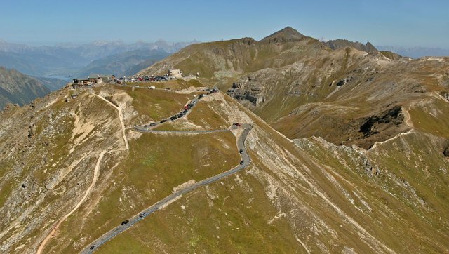 Die Edelweißstraße führt von links unten zur Edelweißspitze | Foto: © Oberleitner, Bildquelle: Großglockner Hochalpenstraßen AG