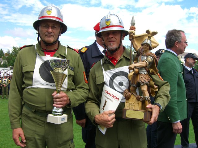 Der Wanderpokal wurde an Josef Fegelin (links) und Martin Hofmann vom Team Kottingneusiedl für ihren ersten Platz übergeben.