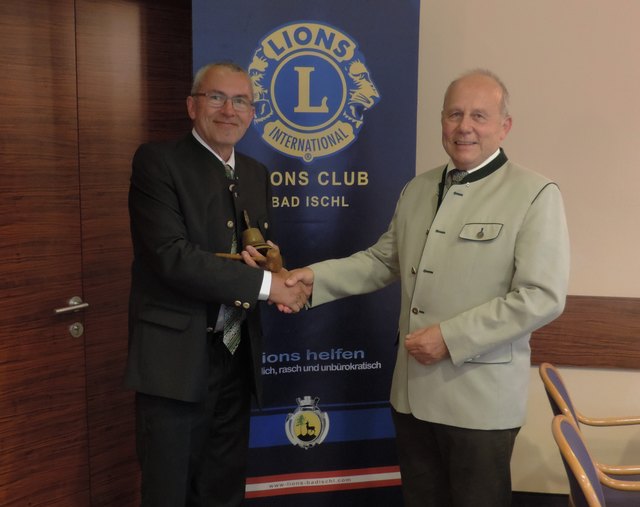 Erich Gebetsroither (links) übernimmt mit den Clubinsignien auch die die Leitung des Lions Clubs Bad Ischl von seinem Vorgänger Ing. Gerhard Flohberger.