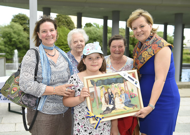 Familie Altenburger aus Pottenbrunn freut sich über den Gewinn: Maria Altenburger, Theresia Altenburger, Vanessa Altenburger (8 Jahre) und Marianne Winkler mit Landesrätin Barbara Schwarz