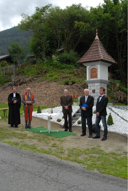 Die Pfarrer sowie Erich Weiß und Gerhard Trojer am neuen Standort bei der Segnung | Foto: KK