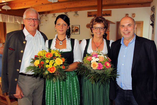Gerhard Streit und Manfred Prettenthaler gratulierten Sandra Grambichler und Annemarie Ofner zur Eröffnung.