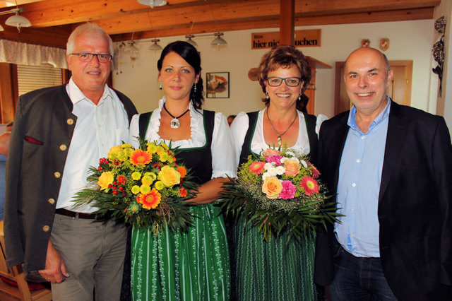 Gerhard Streit und Manfred Prettenthaler gratulierten Sandra Grambichler und Annemarie Ofner zur Eröffnung. | Foto: Cescutti