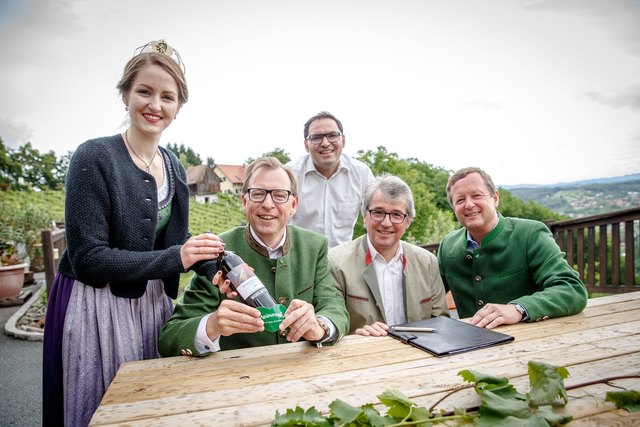 Wirtschaftslandesrat  Christian Buchmann, Steiermark Tourismus-GF Erich Neuhold, Werner Luttenberger und Stefan Potzinger (beide Wein Steiermark) und Weinkönigin Johanna II beherzen den steirischen Wein. | Foto: © Steiermark Tourismus / Erwin Scheriau