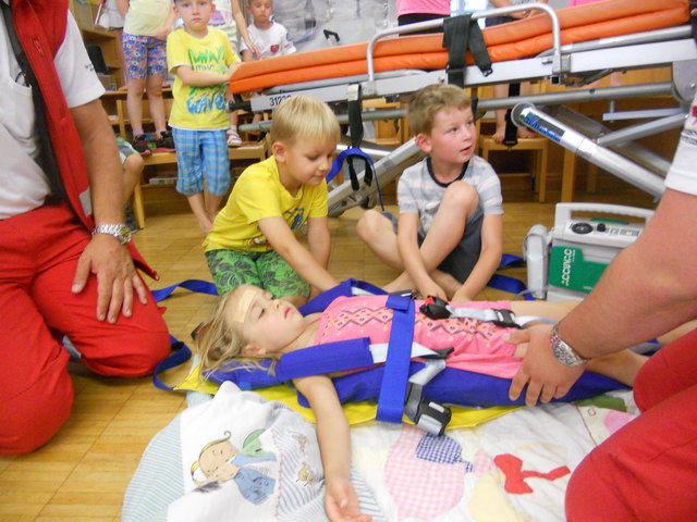 Wie die Großen verhielten sich die Kids bei der Simulation eines Retungseinsatzes.