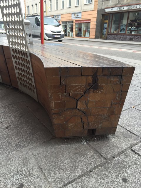 Risse und abgeschlagene Kanten sind nach nur drei Jahren an den Bänken zu sehen. | Foto: Anja Gaugl