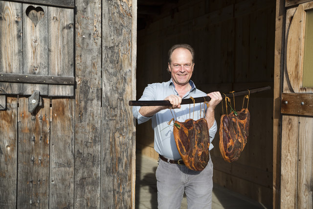 Im Biedermeierschlössl Lerchenhof in Hermagor wird gezeigt, wie in der betriebseigenen Hoffleischerei und Räucherei nach alter Tradition Speck erzeugt wird | Foto: ARGESlowFoodTravel_WolfgangHummer