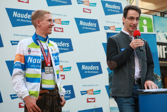 Bürgermeister Helmut Spöttl (re.) gratulierte Bischoff zur „übermenschlichen“ Leistung. | Foto: Nauders Tourismus/Maass