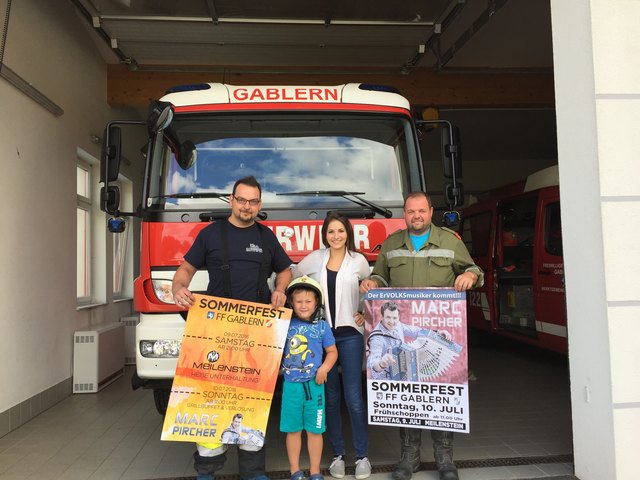 Kommandant Michael Schippel (rechts) und die Kameraden der Freiwilligen Feuerwehr Gablern laden zum zweitägigen Fest