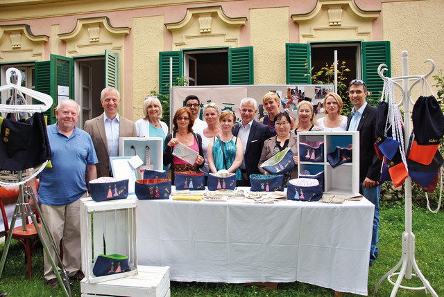Obfrau Petra Fischerlehner-Freiler (6.v.l.) und ihren „Mitarbeiterinnen“, Bürgermeister Johann Zeiner (6.v.r.), Vizebürgermeister Andreas Stöhr (2.v.l.), GfGR Horst Kies, GR Hilde Obmann, GR Heidemaria Soural und GR Andreas Dechant.