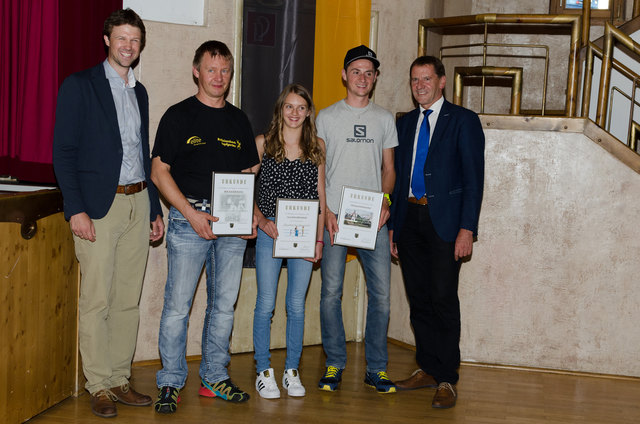 Sportreferent Reinhard Embacher, Obmann Andreas Daxer vom HSK, Lea Schwöllenbach, Thomas Farbmacher und BM Paul Sieberer (v. li.)