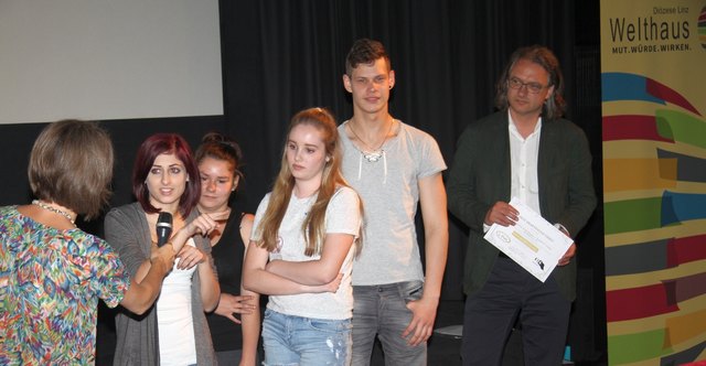 Kulturdirektor Julius Stieber (r.) überreichte den Preis an die Schüler der FS Oblatinnen. | Foto: Welthaus