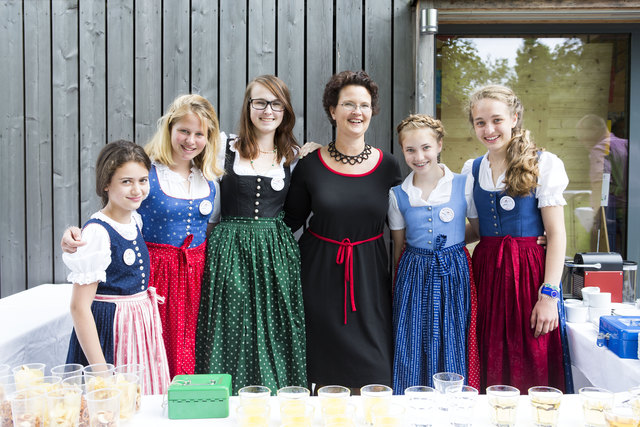 Intendantin Dr. Marie-Theres Arnbom, umgeben von ihrem Team.