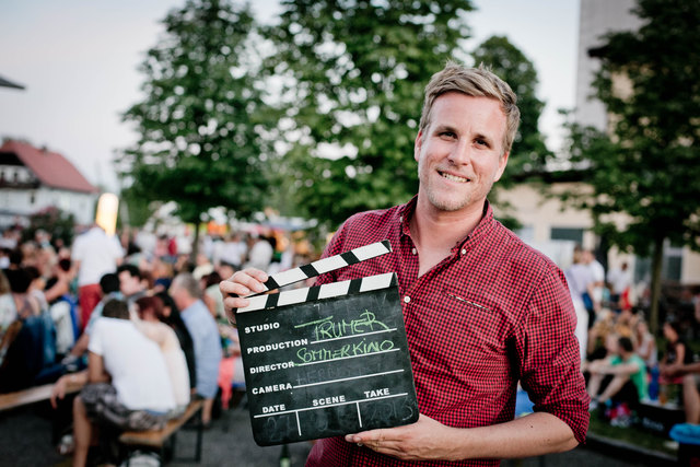Seppi Sigl lädt zum Sommerkino auf das Gelände der TRUMER Privatbrauerei.