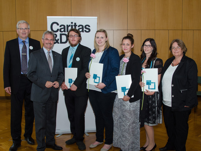 Direktor Helmut Beroun, Landesrat Karl Wilfing, Alexander Mailer (St.Georgen), Claudia Bruckner (Stattersdorf), Anne-Marie Gruber (Kirchstetten), Daniela Dizep (Herzogenburg) und Klassenvorstand Karin Weitzenböck-Knofler.