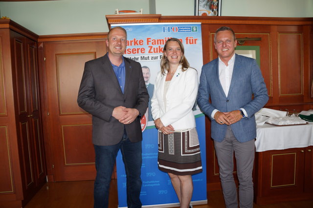 Markus Leinfellner, Hedwig Staller und Mario Kunasek präsentierten in Voitsberg die Familienpolitik der FPÖ.