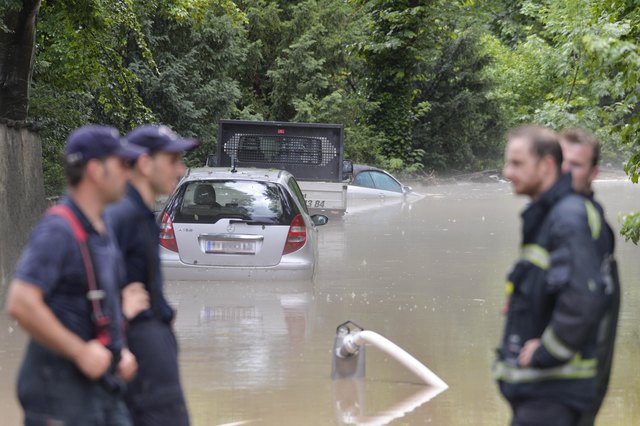 An der Südmauer des Schloss Ambras stauten sich die Wassermassen. Lange war nicht klar, ob die Mauer standhält. | Foto: Zeitungsfoto