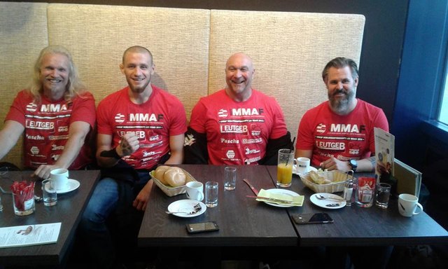 In Las Vegas unterstützen Erich Decker (l.), Harald Fass (2.v.r.) und Rene Bakodi (r.) ihren Fighter Dominic Doupona (2.v.l.).