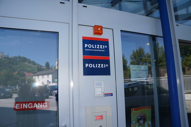 Die Polizei war am Montag Abend mit fünf Streifenwägen wegen eines Rauafhandels in Krems im Einsatz.