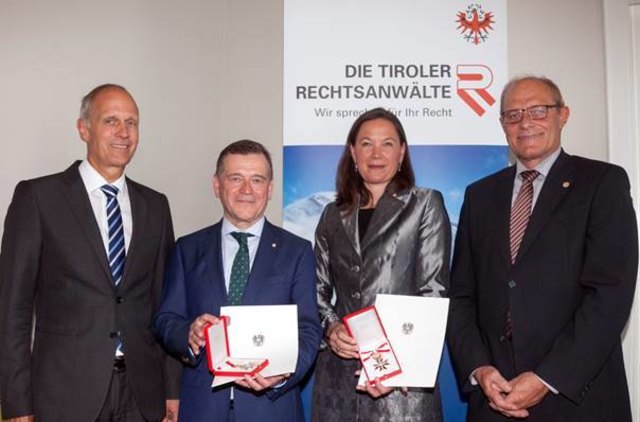 Präsident der Tiroler Rechtsanwaltskammer Markus Heis, Rechnungsprüfer Maximilian Ellinger, Vizepräsidentin der Tiroler Rechtsanwaltskammer Birgit Streif und der Präsident des Oberlandesgerichtes Innsbruck Klaus Schröder (v.l.). | Foto: Sandra Blaunstein/Die Fotografen