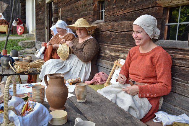 Drei Mittelaltervereine stellen das Leben und den Alltag der damaligen Bauern nach.