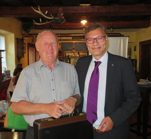 Präsident Reinhard Schmidt (l.) übernimmt den „Präsidentenkoffer“ aus den Händen seines Vorgängers, Past-Präsident Andreas Rutherford. | Foto: Lions Club Braunau