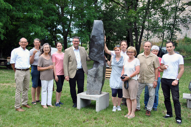 Vizebürgermeister Oliver Reith (5.v.l.) und die Gemeinderätinnen Hannelore Hubatsch (3.v.l.) und Katharina Rappold (4.v.l.) bei der Eröffnung der Ausstellung „Lebende Steine“ am Liechtenstein – gemeinsam mit Organisatorin Gertrud Cortsen (4.v.r.), ihrem Team, Hotelier Karl Rappold (5.v.r.) und Besuchern.