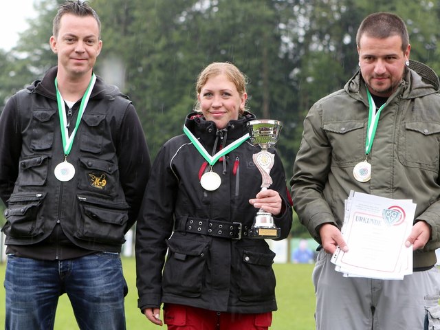 Erfolgreiche Stainzer Hundesportler – Sieg im Mannschaftsbewerb durch ÖGV Stainz 1 mit Stefan Schliefsteiner, Kerstin Bergmann und Uwe Krenn (v.l.).