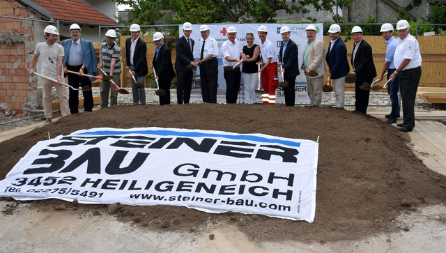 Die Bürgermeister des Bezirkes Mödling rund um Mödling-Stadtchef Hans Stefan Hintner sowie Bezirksstellenleiter Michael Dorfstätter und die weiteren Ehrengäste beim Spatenstich für die neue Bezirksstelle des Roten Kreuzes.