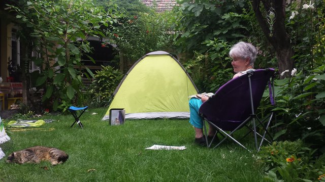 oma  campt im garten